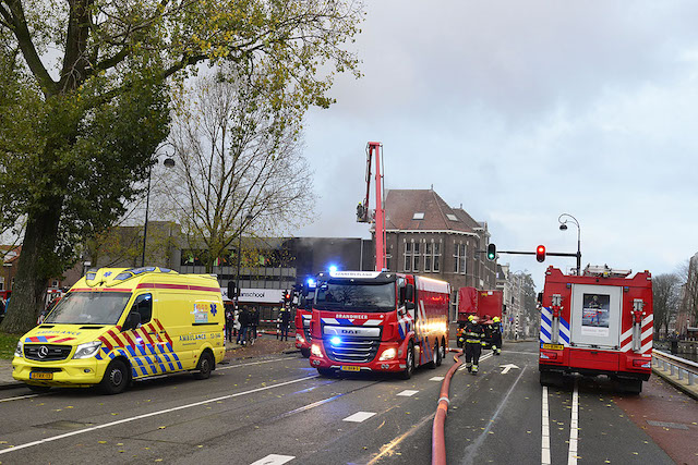 2021/183/20211113-16u30 GB 002 Zeer grote brand Westergracht HLM.jpg